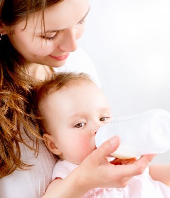 Hranjenje bebe žitaricama iz flašice
