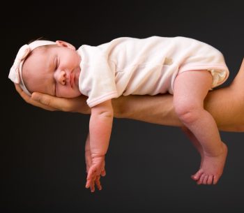 Da li davanje adaptiranog mleka sa čvrstom hranom uveče pomaže bebi da bolje spava?